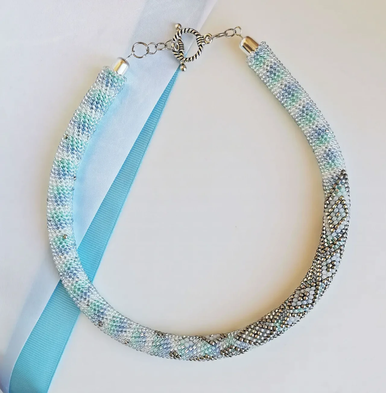 Прикраса із бісеру кольє-джгут Туман