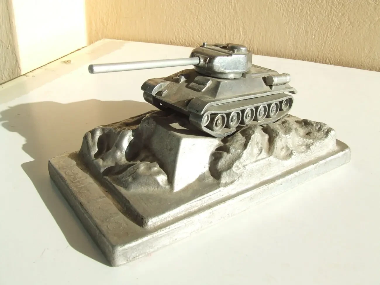 Танк Т-34 на постаменті 1941-1945 рік 1970 роки роз. 22 х 12 х11 см. 8