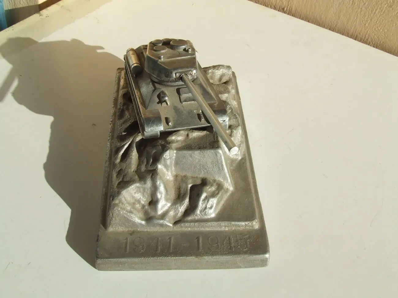 Танк Т-34 на постаменті 1941-1945 рік 1970 роки роз. 22 х 12 х11 см. 2