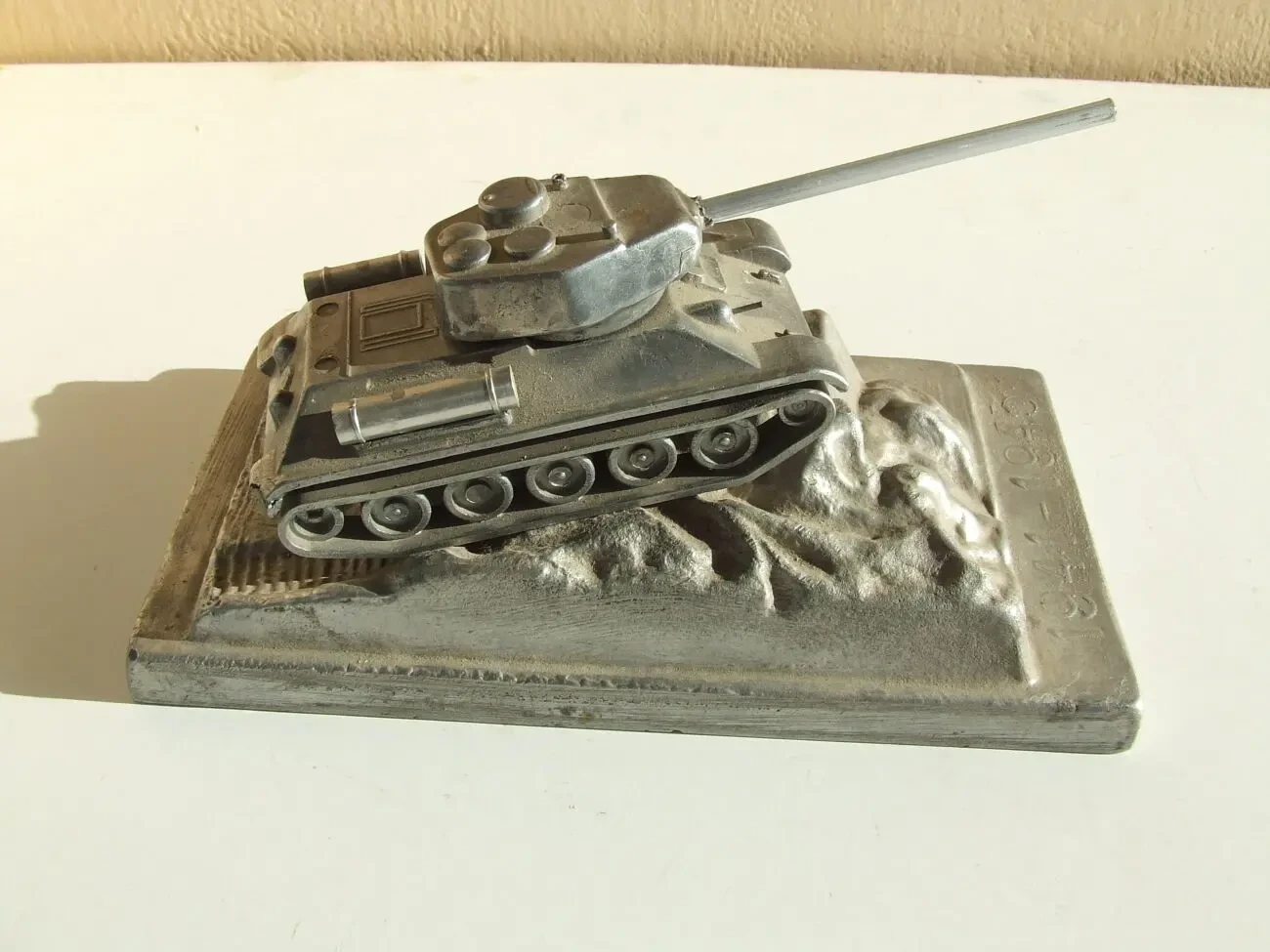 Танк Т-34 на постаменті 1941-1945 рік 1970 роки роз. 22 х 12 х11 см.