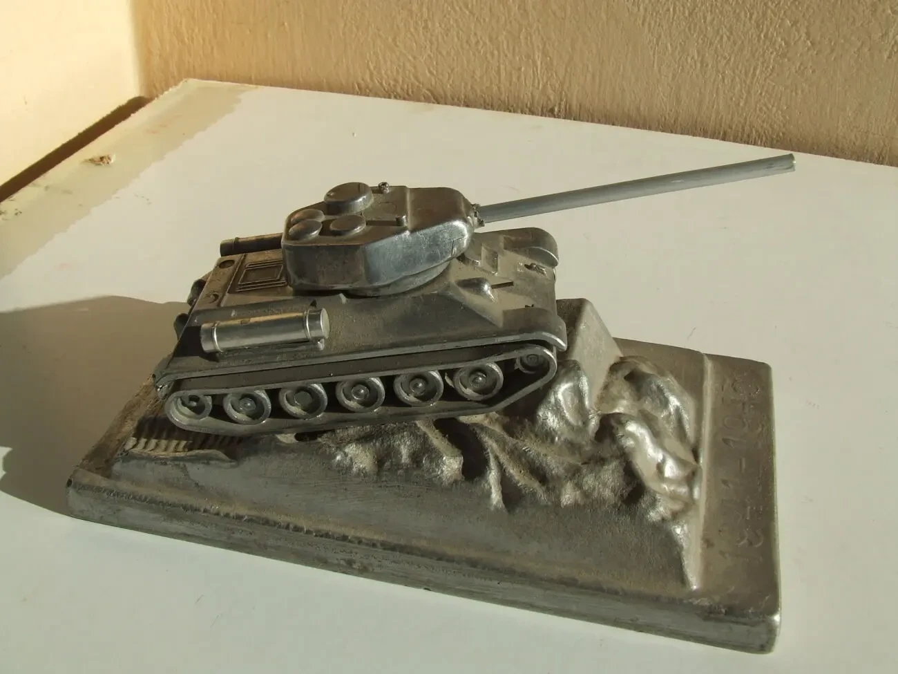 Танк Т-34 на постаменті 1941-1945 рік 1970 роки роз. 22 х 12 х11 см. 9