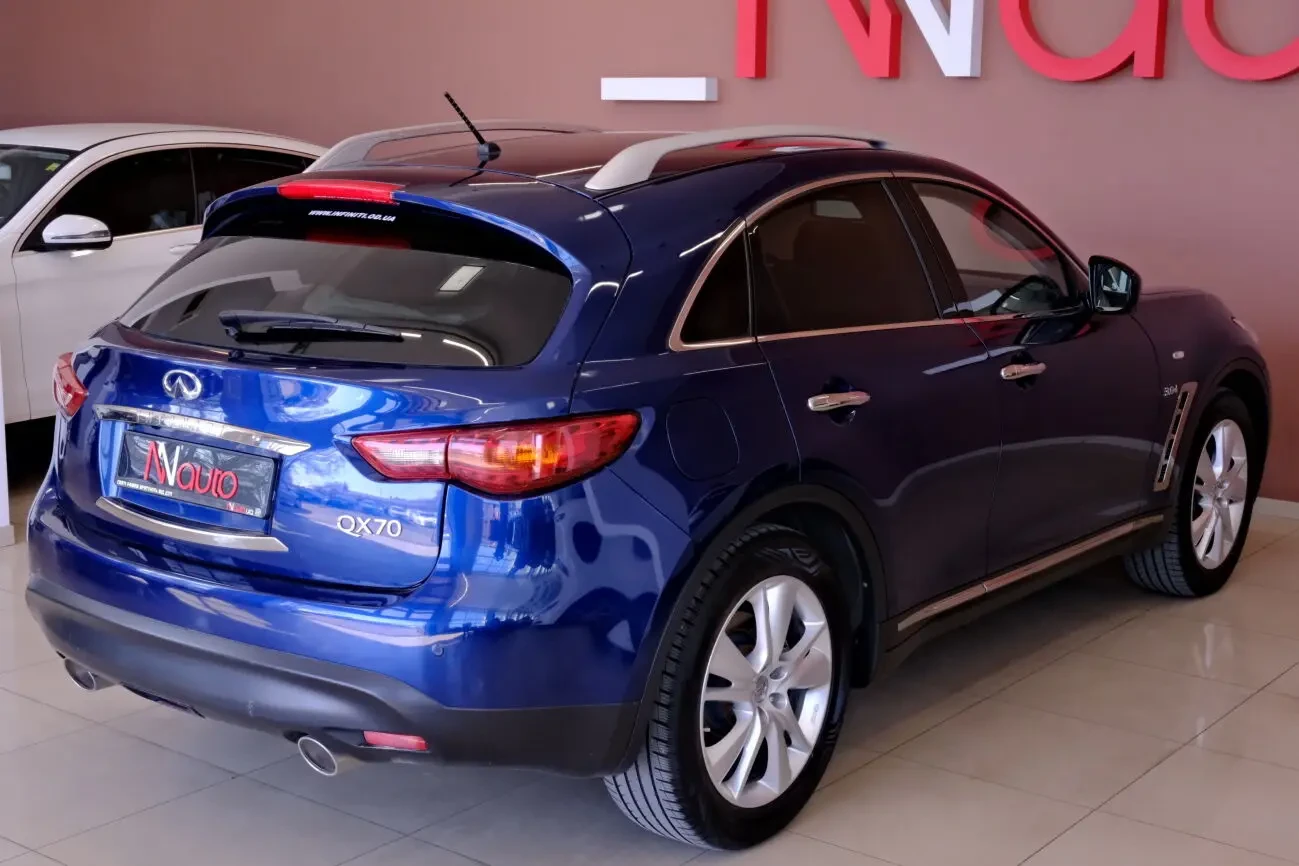 Infiniti QX70 5