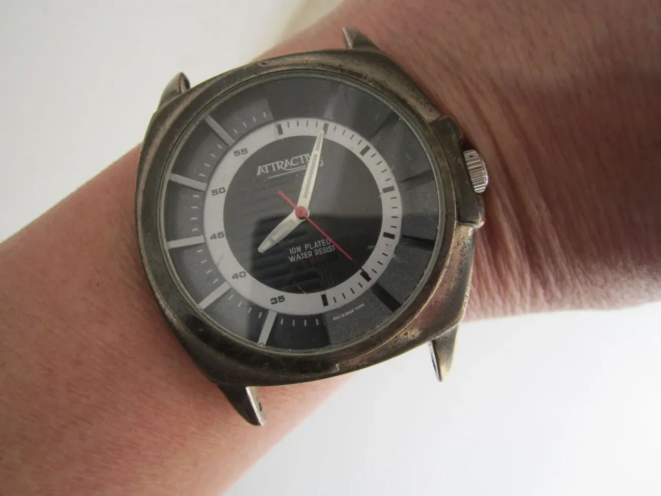 Часы мужские QQ Attractiva Кварц 10