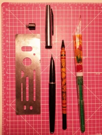 Ручка чернильная, пластик с тюльпаном, указка деревянная, трафарет