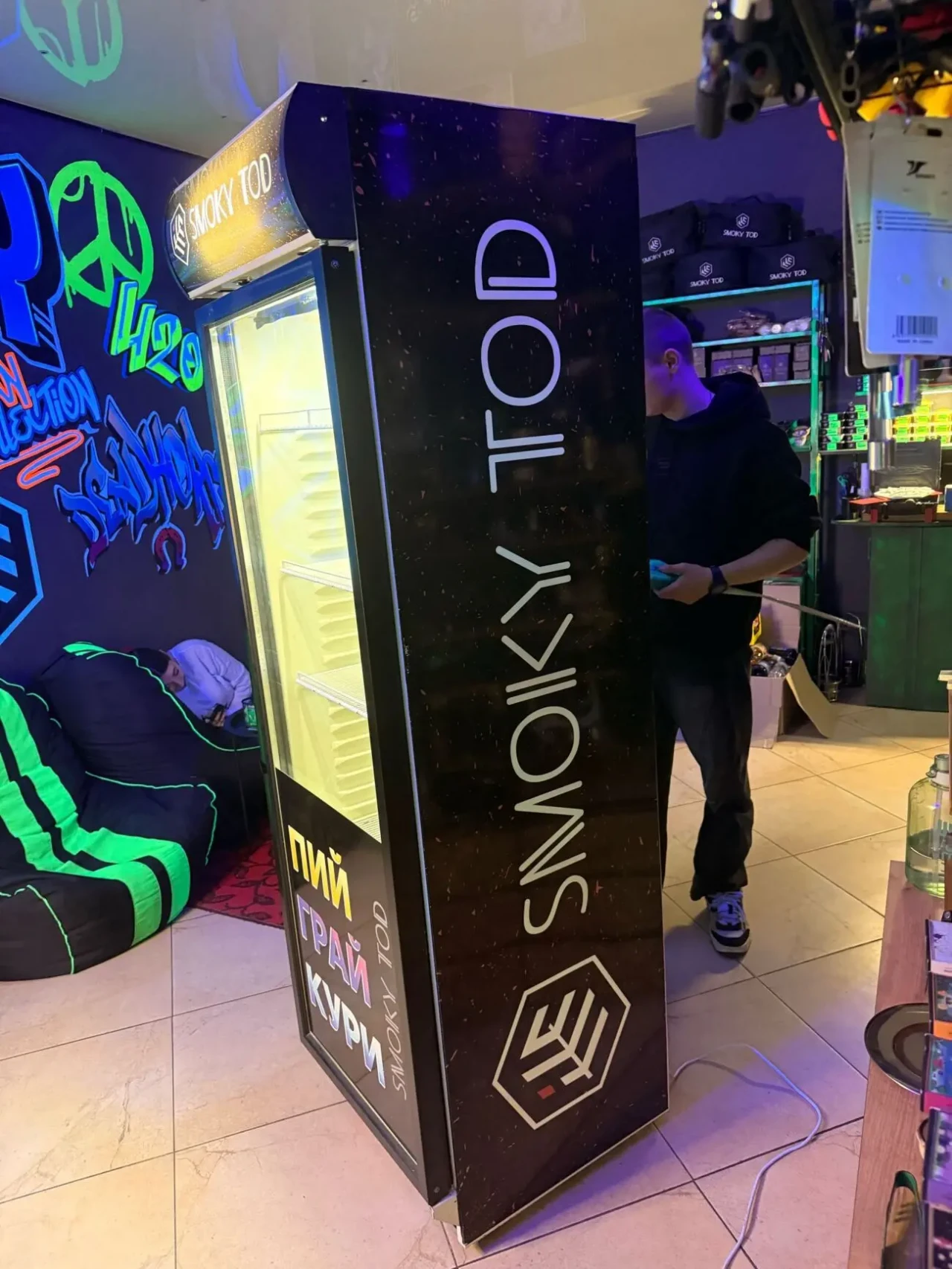 Холодильник вітринний холодильна шафа 3