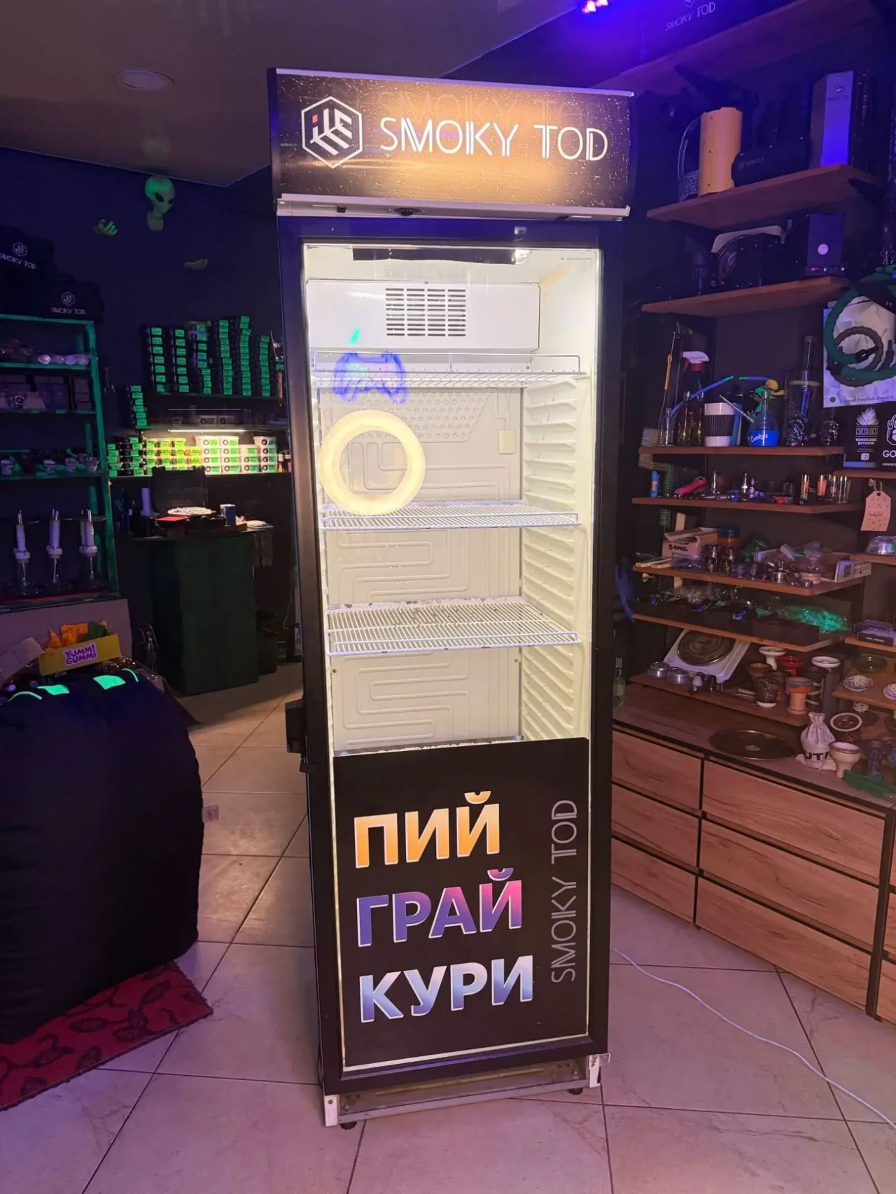 Холодильник вітринний холодильна шафа