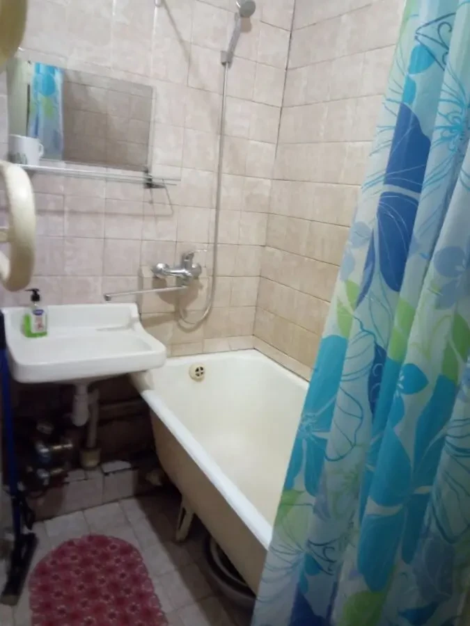 Подобово 3кімнатна з двома спальнями в Києві поруч з метро Лівобережна 10