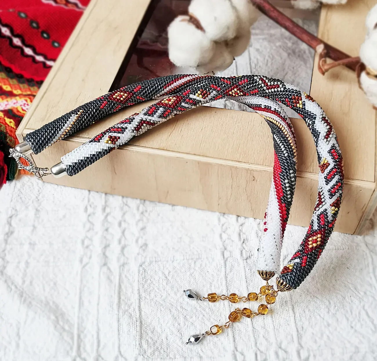 Прикраса із бісеру кольє-джгут Грація 2