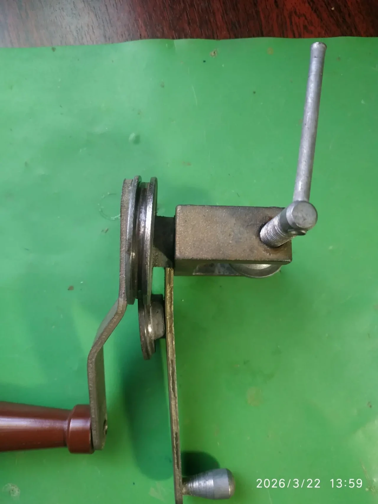 Машинка для выравнивания консервных крышек