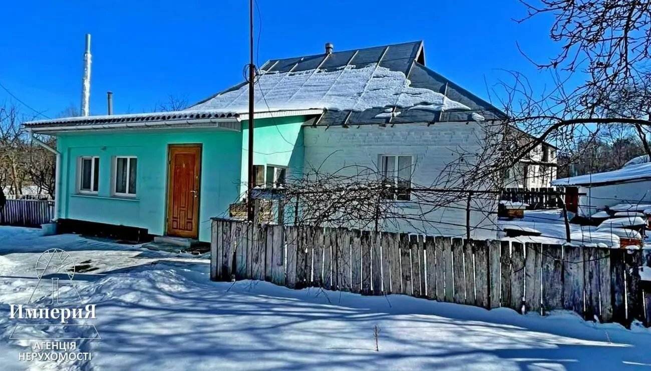 Дом с коммуникациями возле озера в Быковой Гребле.