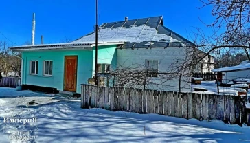 Дом с коммуникациями возле озера в Быковой Гребле.