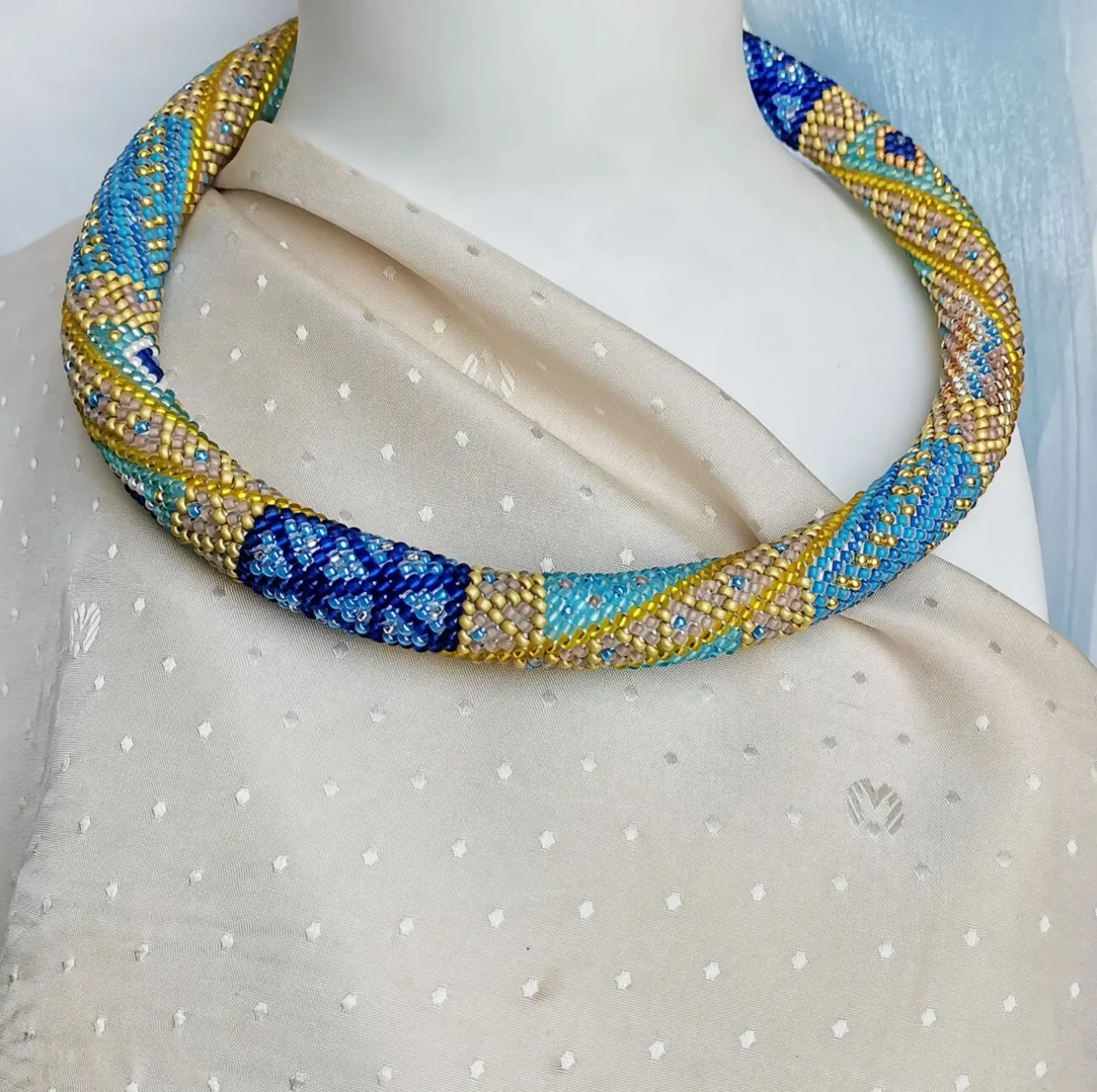 Прикраса із бісеру кольє-джгут Королівський шарм 5