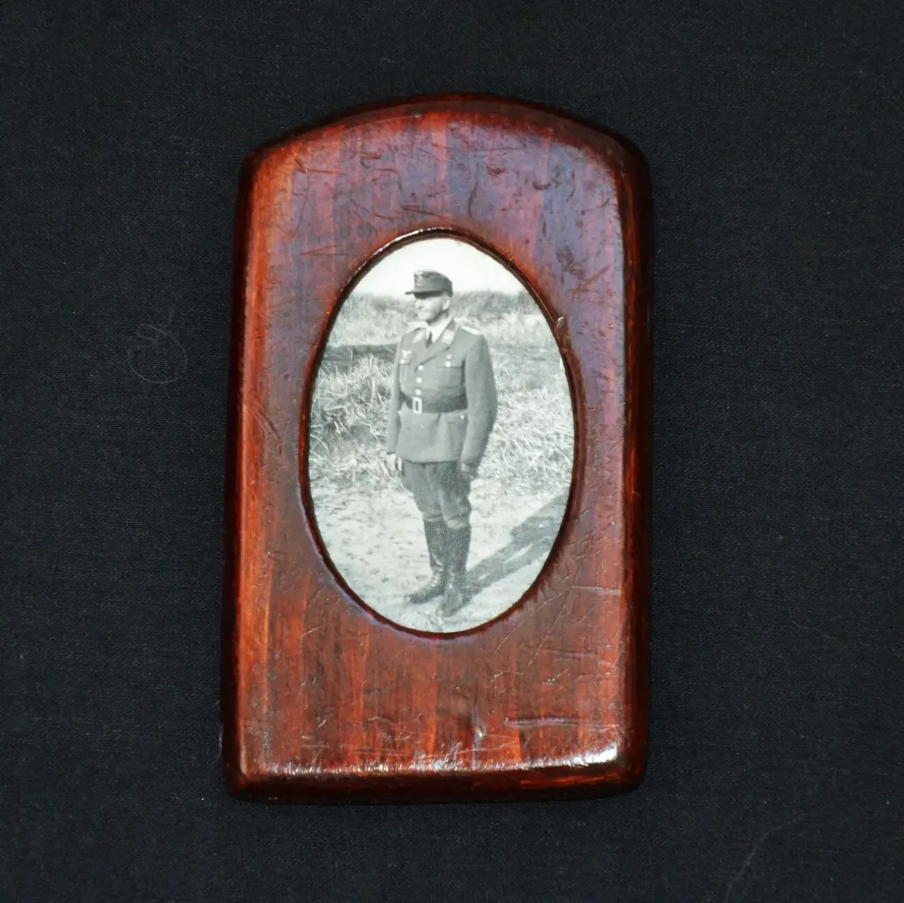 Портретное фото в рамке.