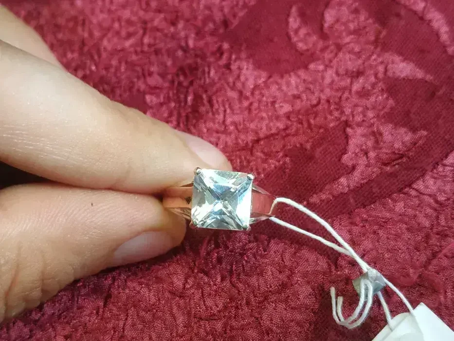 Кольцо (каблучка) 8 карат, размер 17. Новое.