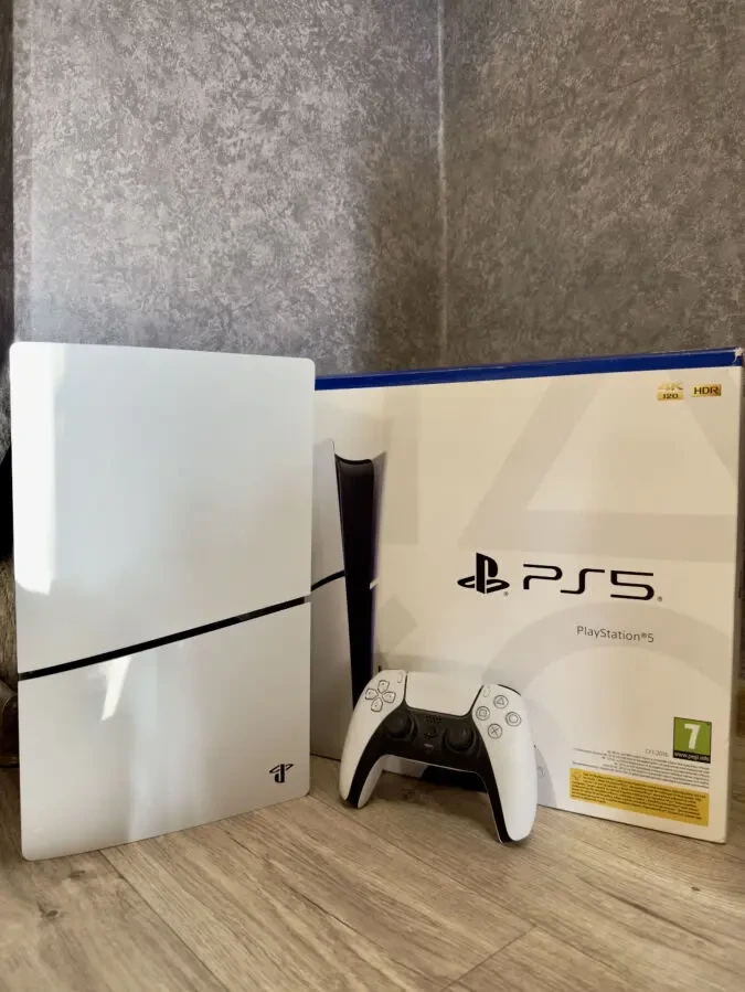 Почти новая. Игровая приставка PS5 slim, версия с дисководом на 1 ТВ