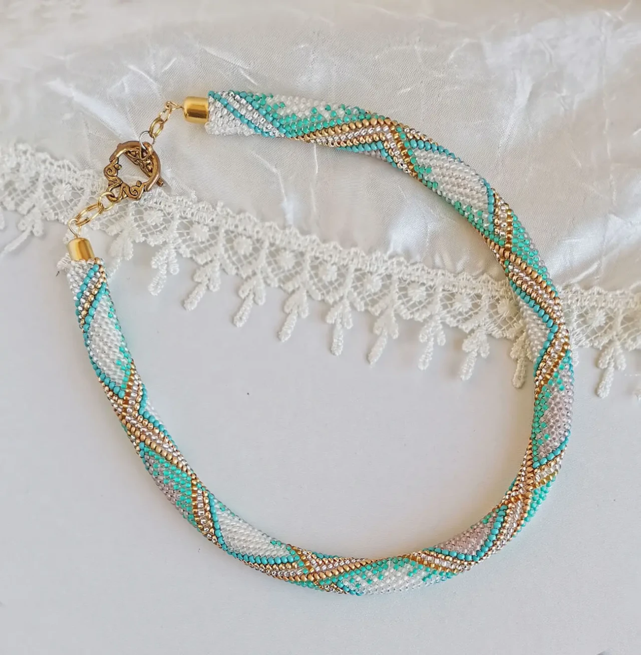 Прикраса із бісеру кольє-джгут Місячний вітер 10