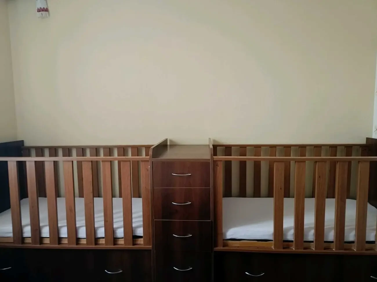 Супер-ліжко для двійнят 3-в-1: два ліжечка + комод-пеленатор (Черкаси)