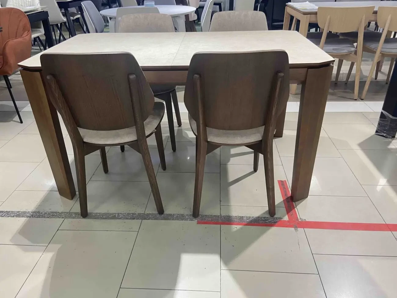 Стіл Варгас оновлений розкладний з покриттям HPL 4