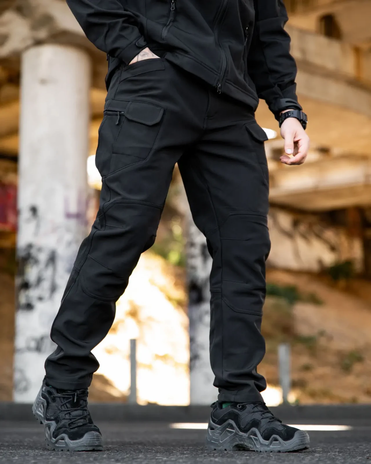 Чолові штани софтшел чорного кольору на флісі 2