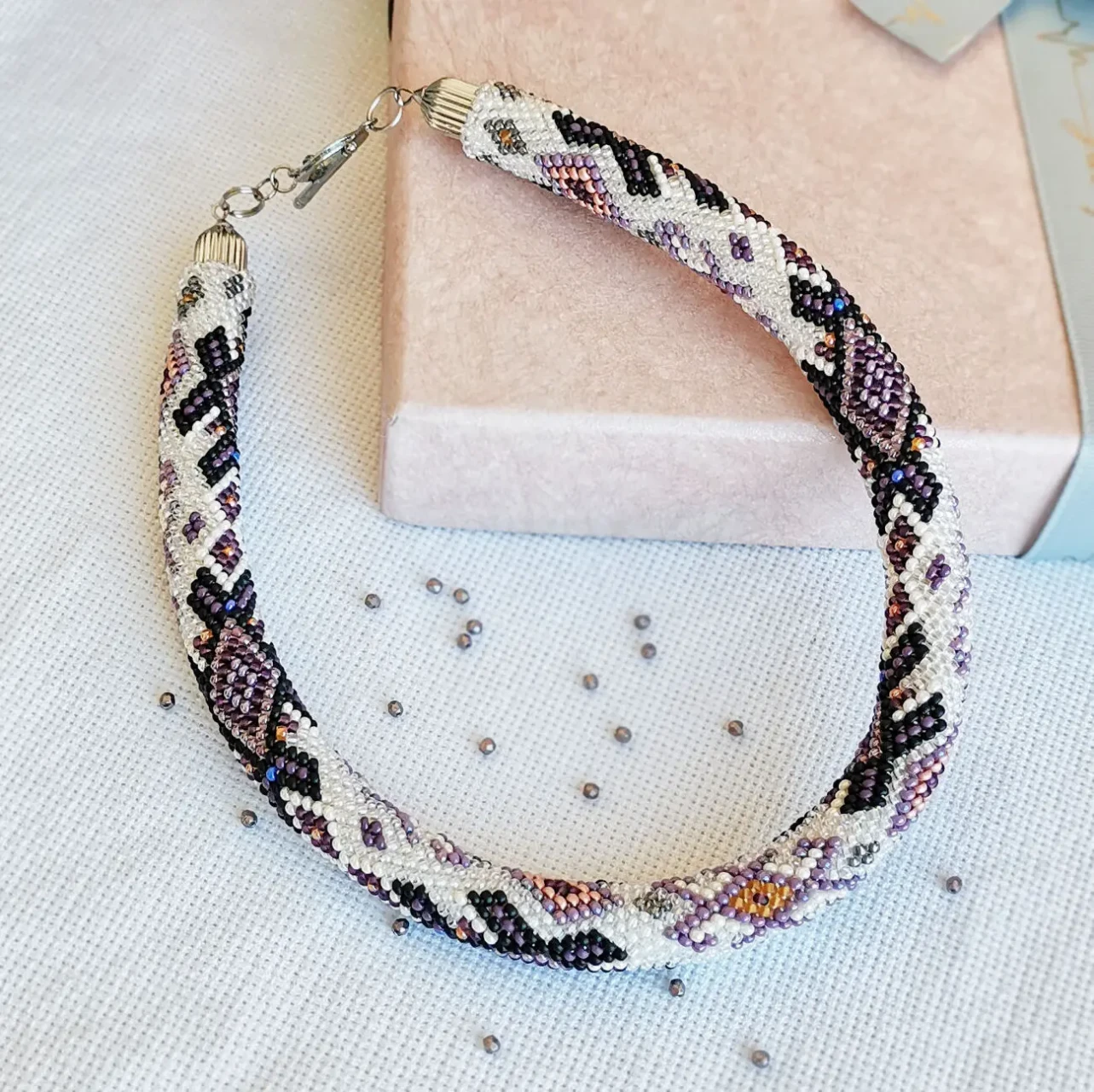 Прикраса із бісеру кольє-джгут Лавандова казка 5