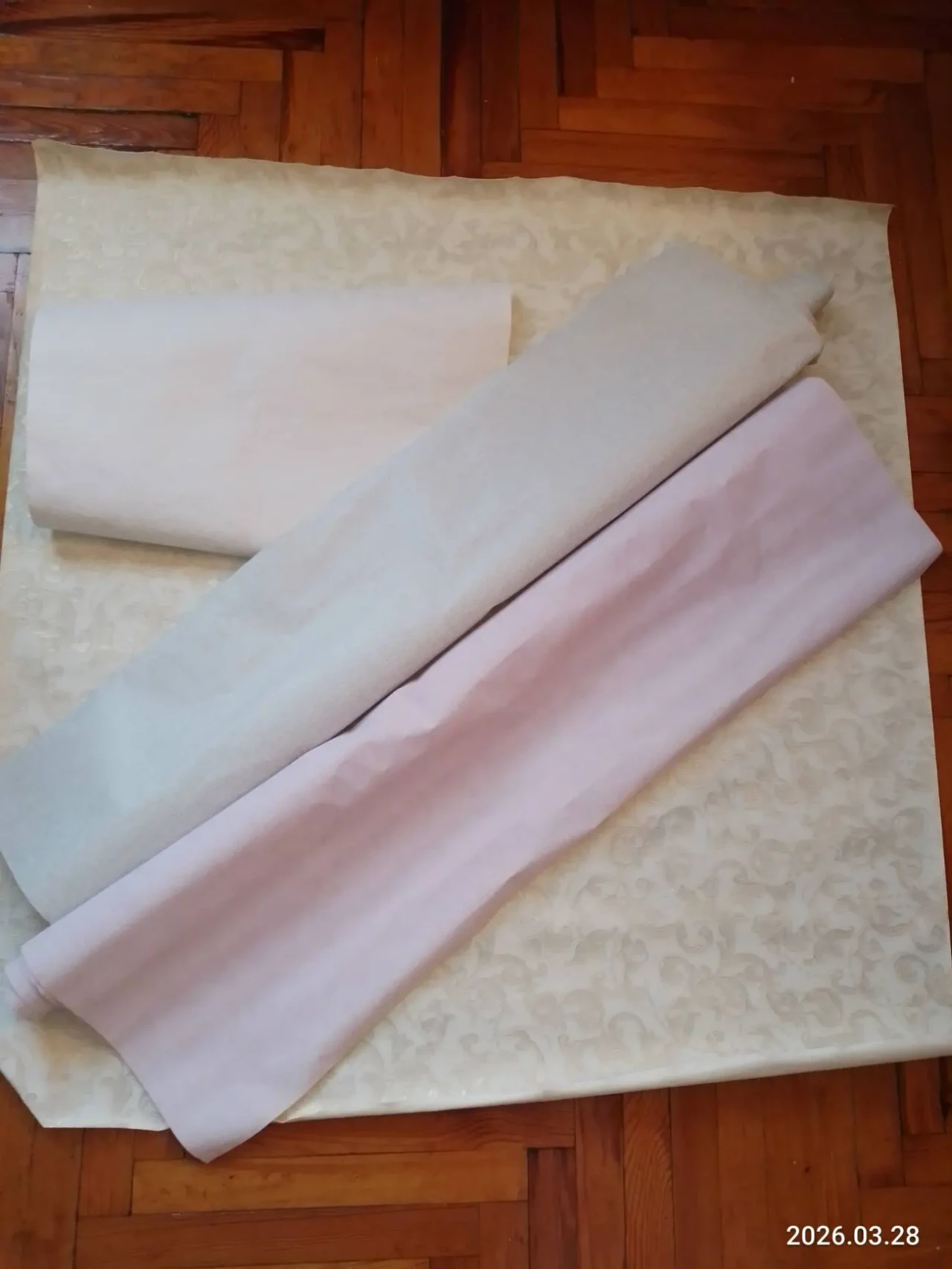 Обои белые, высокие сиреневые с золотом и серые фактурные плотные