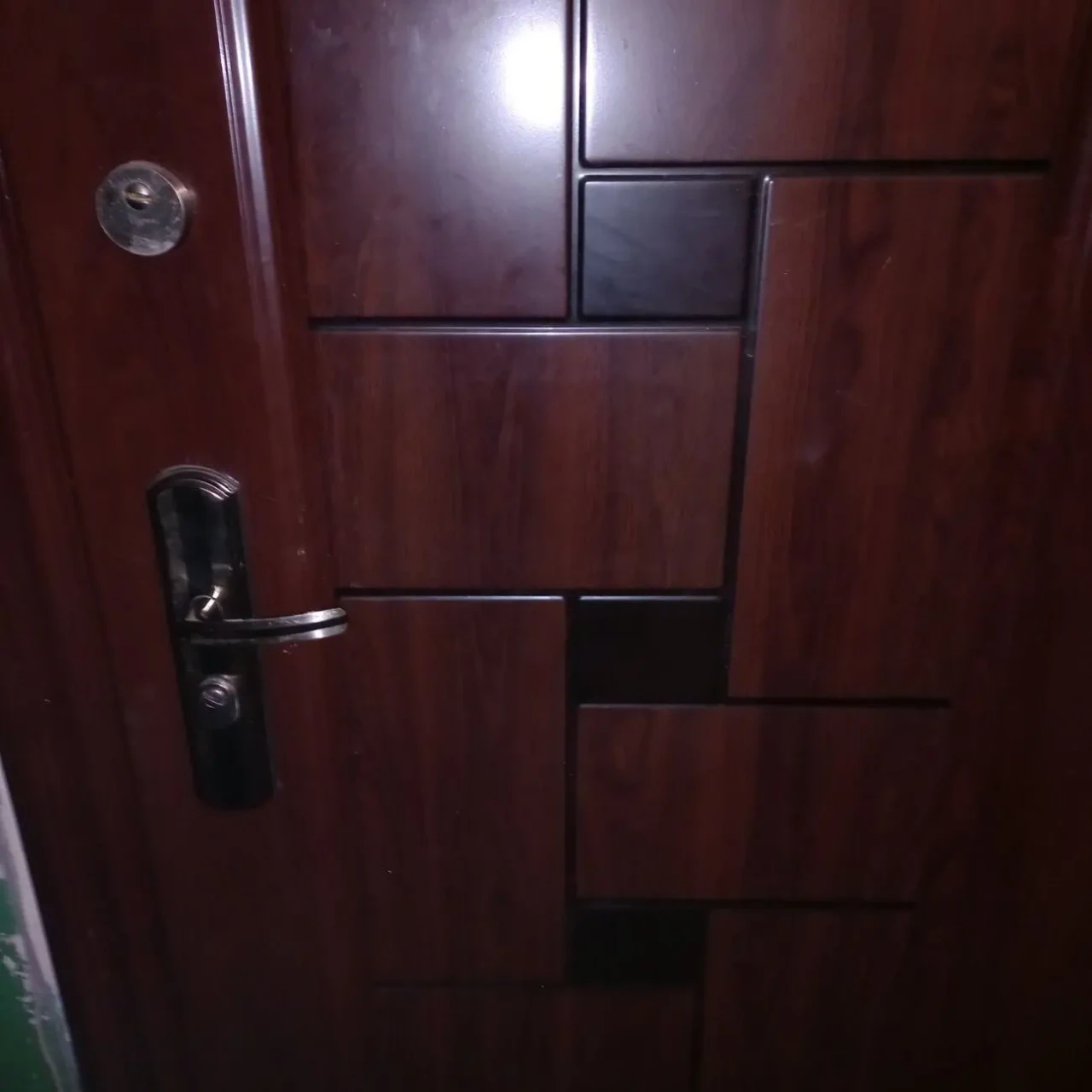 Здається затишна та світла квартира в тихому зеленому районі