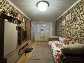 3-кімнатна квартира загальною площею 48 м' на 3 поверсі.