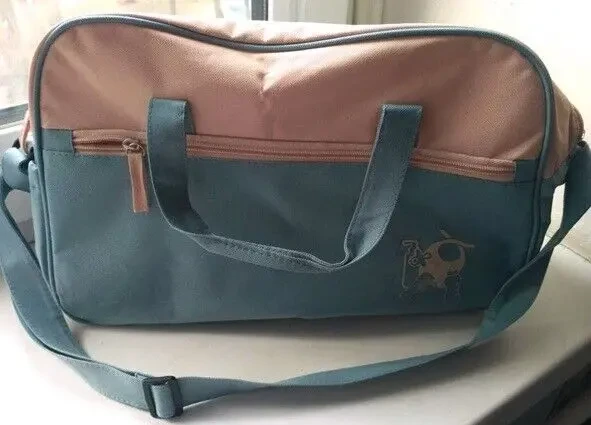 Сумка очень легкая большая удобная с длинной ручкой карманами