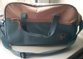 Сумка очень легкая большая удобная с длинной ручкой карманами