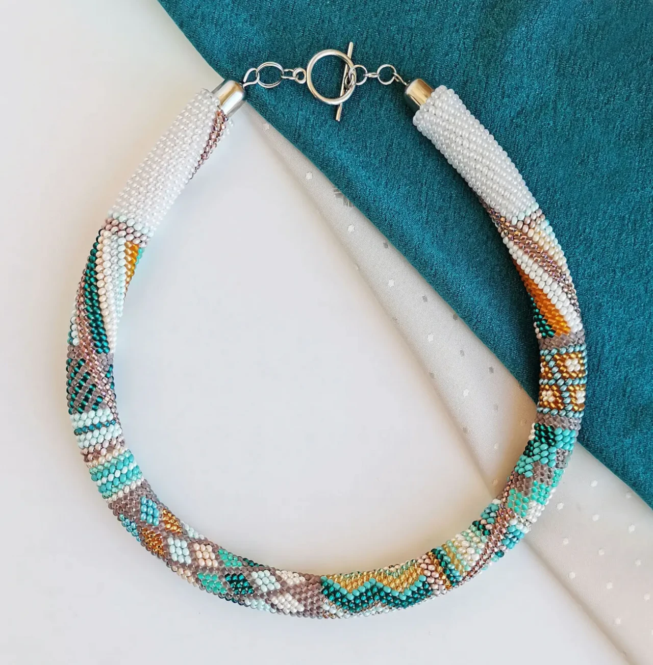 Прикраса із бісеру кольє-джгут М'ятний