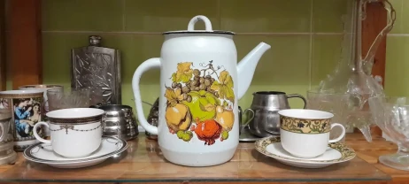 Металлический кофейник с цветами. Ретро