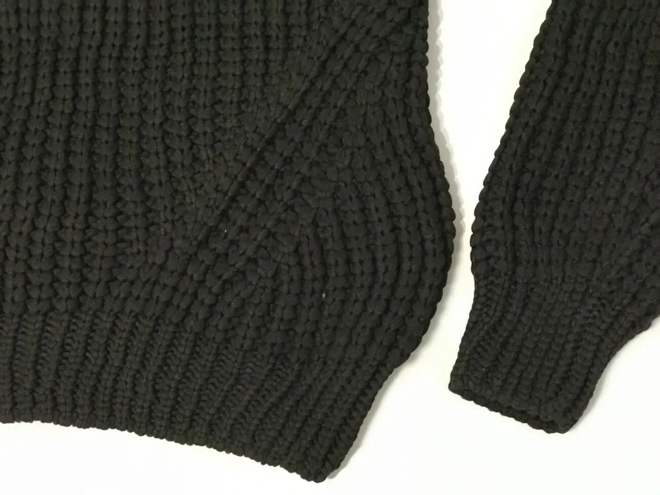 Светр жіночий великої в'язки чорний New Surprise 4