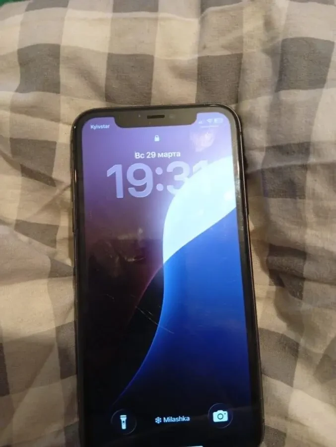 Продам Айфон 11 4