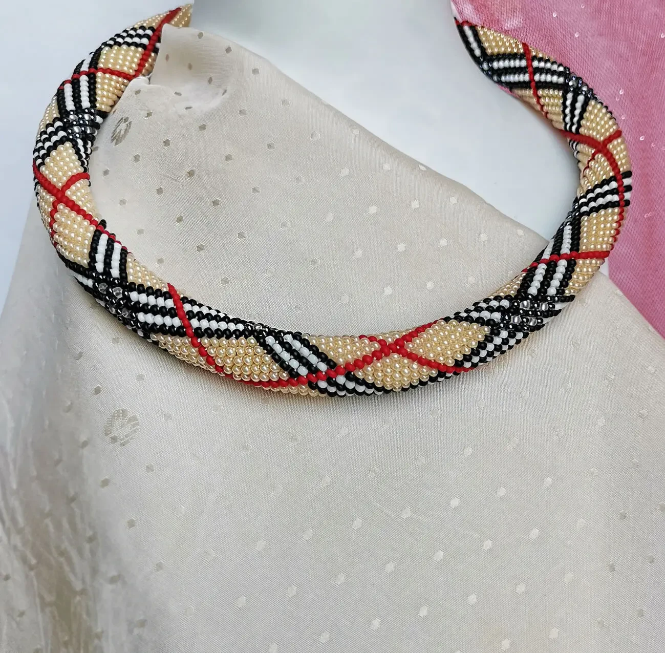 Прикраса із бісеру кольє-джгут Берберрі 2