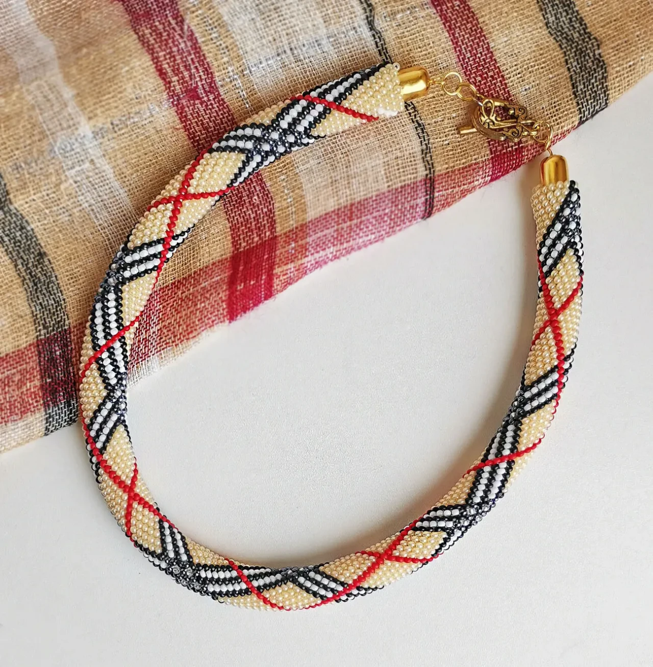 Прикраса із бісеру кольє-джгут Берберрі 6
