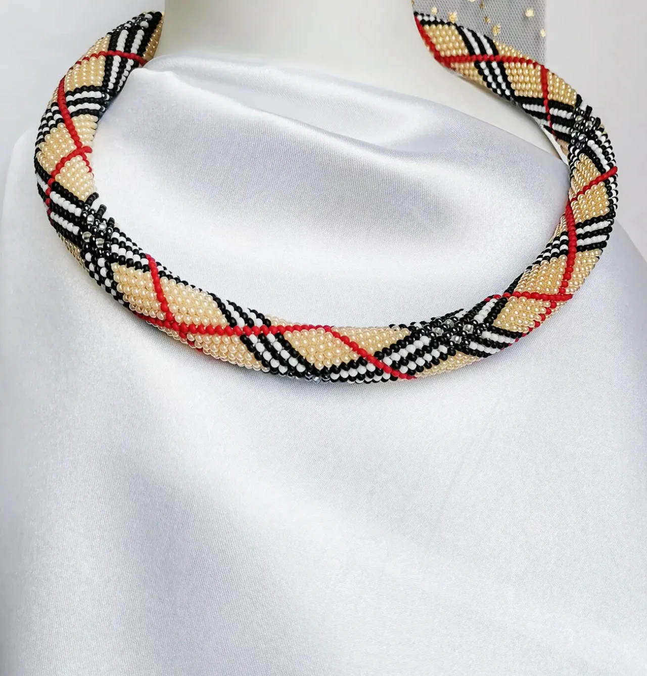 Прикраса із бісеру кольє-джгут Берберрі 4