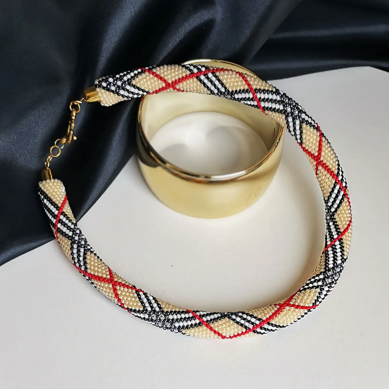 Прикраса із бісеру кольє-джгут Берберрі 9