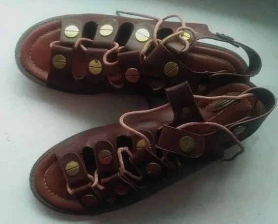 Босоножки сандалии Lorbacsa на шнуровке с декоративными заклепками р40