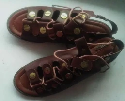 Босоножки сандалии Lorbacsa на шнуровке с декоративными заклепками р40