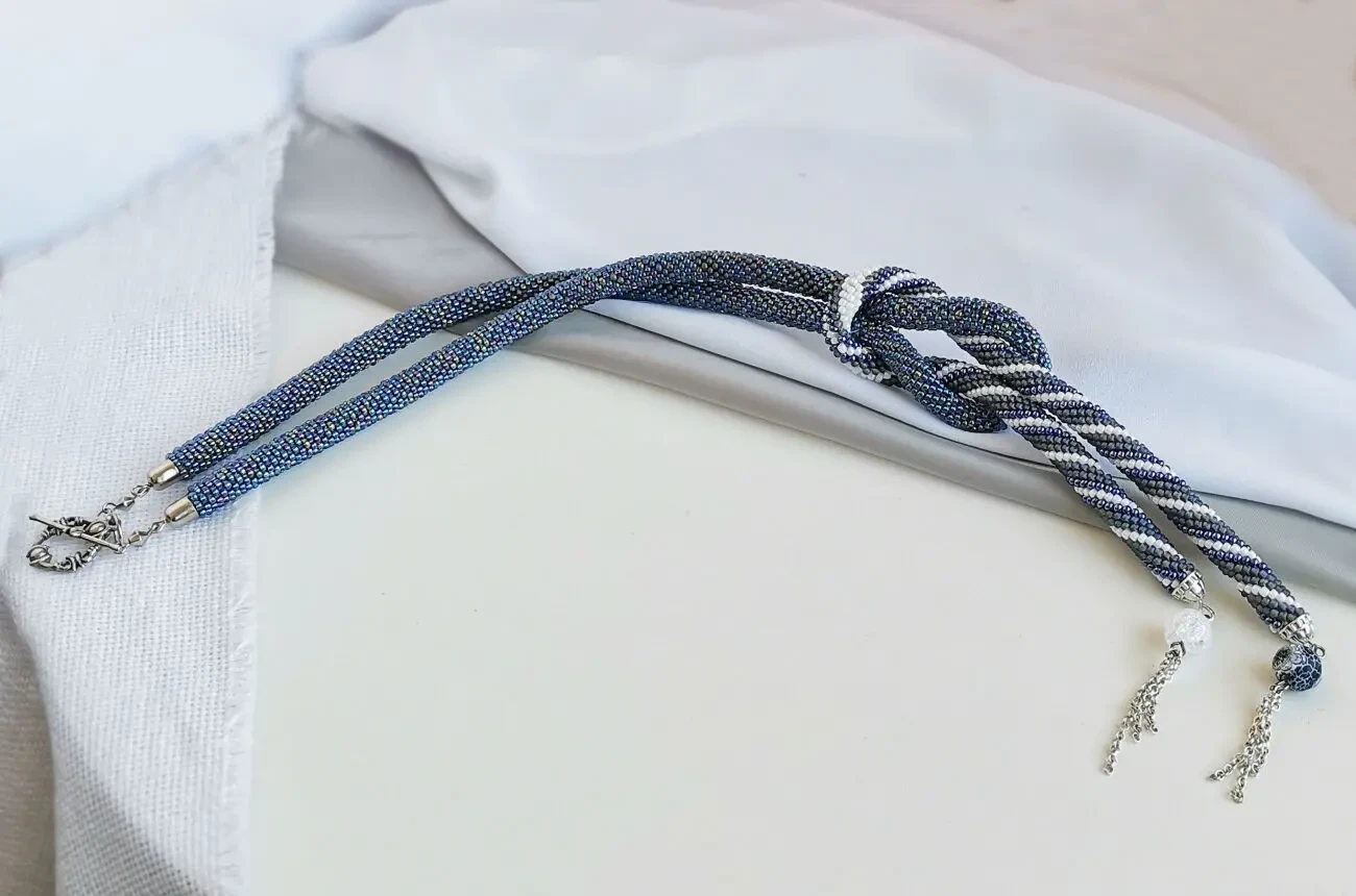 Прикраса із бісеру кольє-джгут Кришталевий Бриз 7