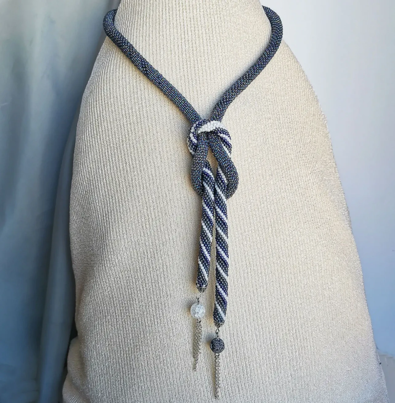 Прикраса із бісеру кольє-джгут Кришталевий Бриз