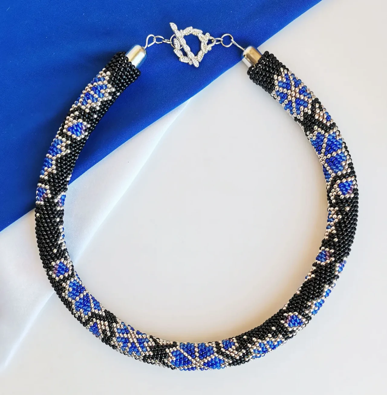 Прикраса із бісеру кольє-джгут Сапфірове полум'я