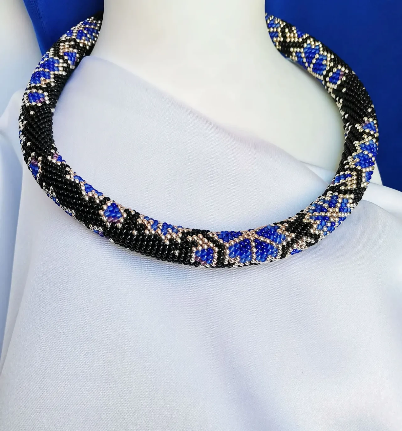 Прикраса із бісеру кольє-джгут Сапфірове полум'я 2