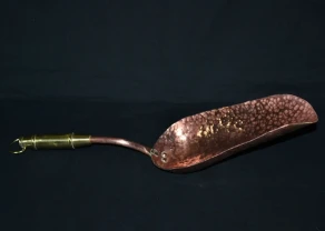 Кухонный совок для сыпучих продуктов.