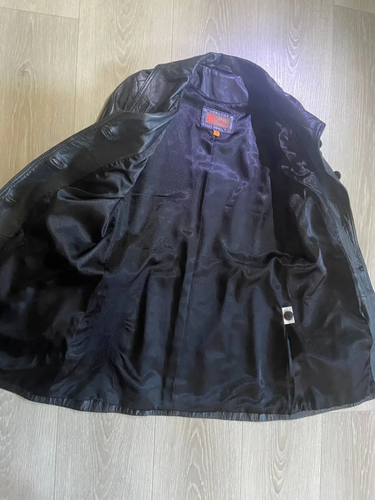 Чорна шкіряна куртка 3