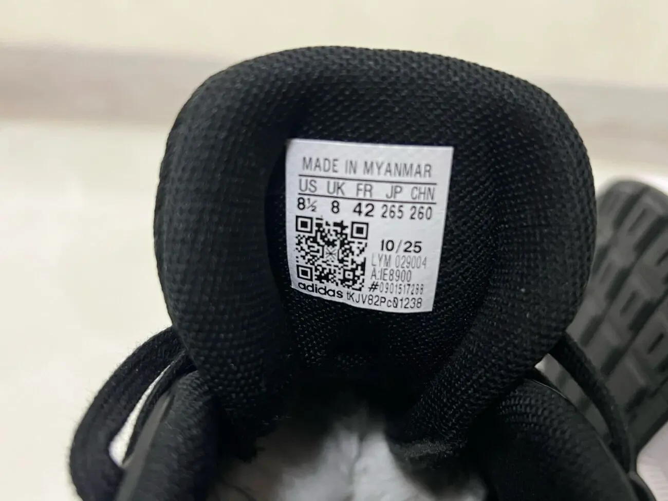 Кросівки adidas ultimateshow 2.0 чоловічі в чорно- білому кольорі. 5