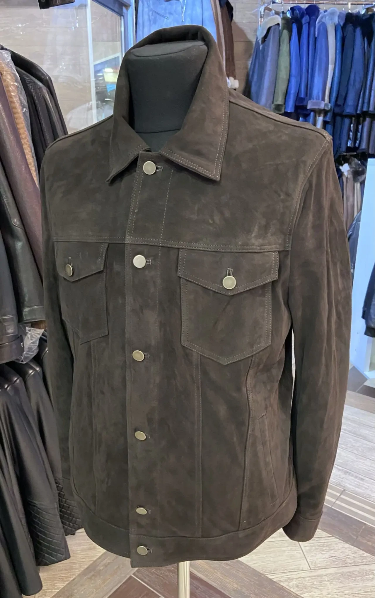 Замшева куртка шоколадна коричнева рубашка,гудзики