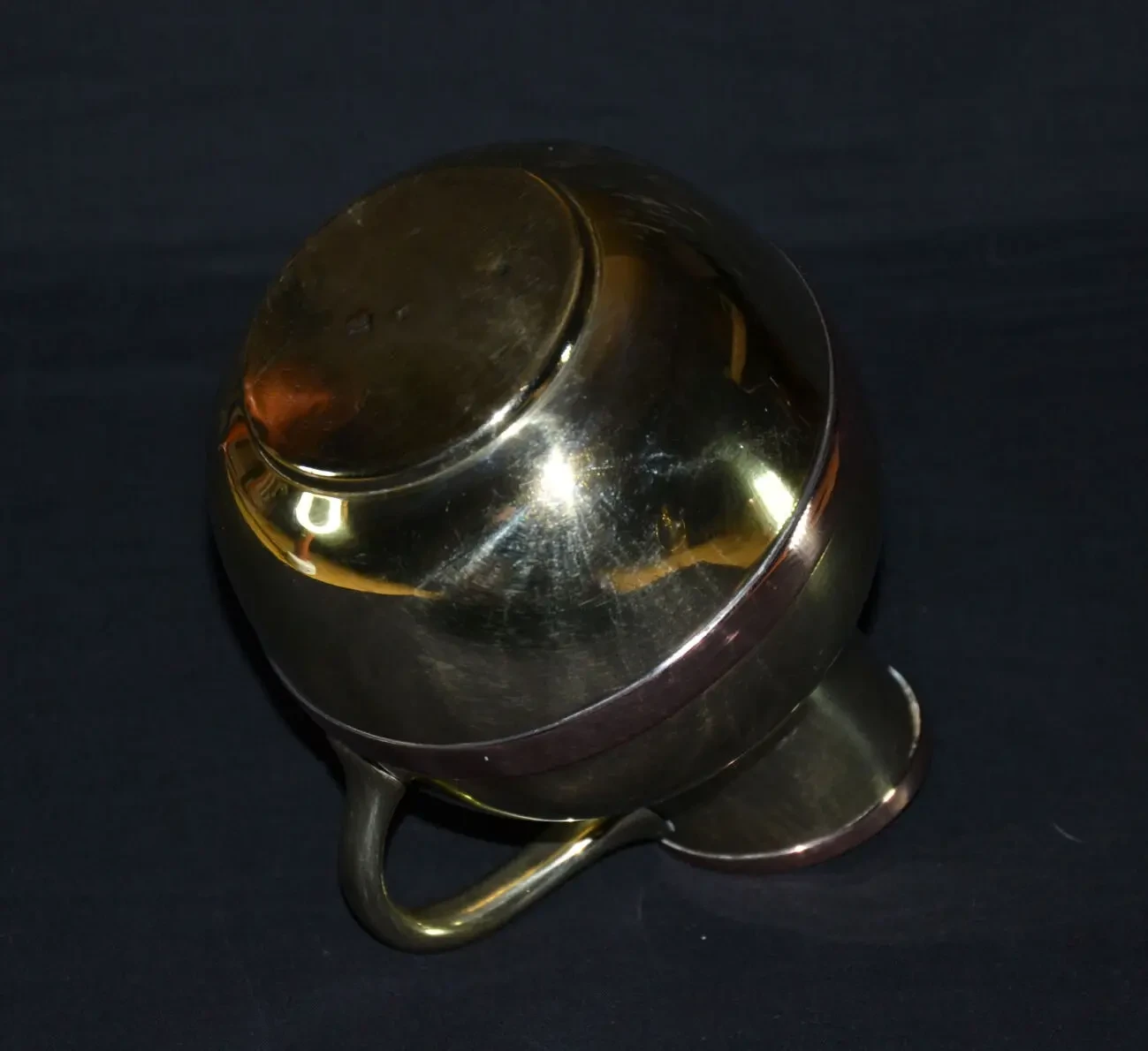 Молочник, выполненный из латуни с медными вставками. 4