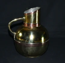 Молочник, выполненный из латуни с медными вставками.