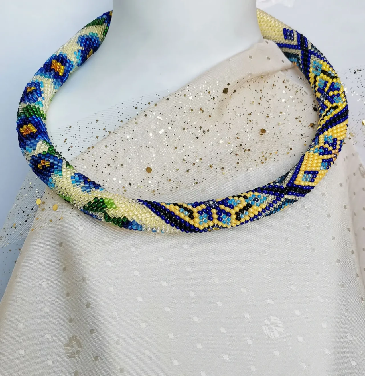 Прикраса із бісеру кольє-джгут Пелюстки надії 9